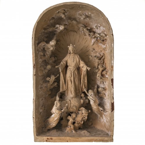 Ponsoda, José Maria. Tonplastik, Christus auf der Weltkugel in Rundbogennische. H. 40 cm.