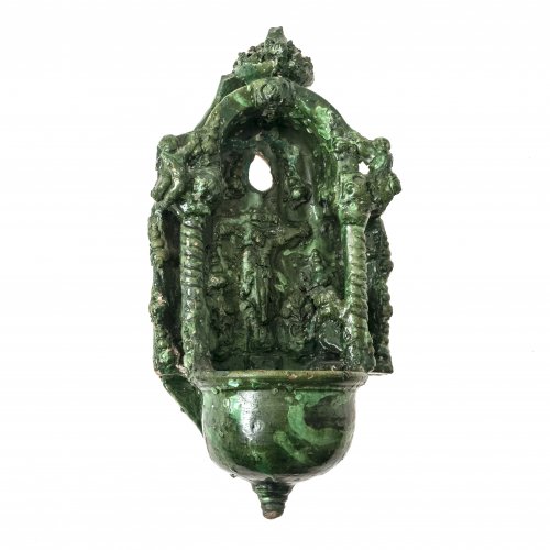 Weihwasserwandbrunnen, Irdenware, grün glasiert, Kröning, H. 27 cm.