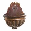 Weihwasserwandbrunnen. Kupfer, mit reliefiertem Kreuz. Leicht besch. H. 22 cm.