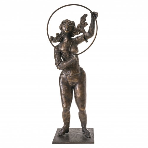 Bachem, Bele. Nacktes tanzendes Mädchen mit einem Reif. Bronze. H. 35,5 cm. Sign.
