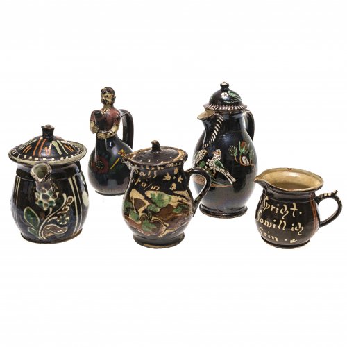 5-teiliges Konvolut Hafnerware: Drei Henkeltöpfe mit Rohr als Ausguss, eine bauchige Kanne und ein Scherzgefäß. Franken, 19. Jh. Irdenware, braune Glasur mit Floral- und Tiermotivik und Spruch. Besch., best., rep. und Abrieb. H. 11-23,5 cm.