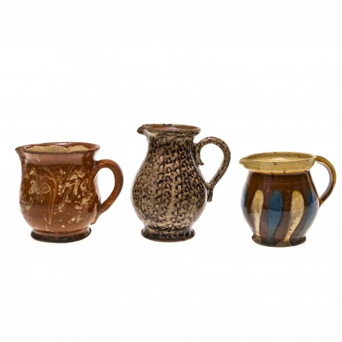 Drei kleine Töpfe. Altbayern. Irdenware, farbig glasiert. Best. H. 10-12 cm.