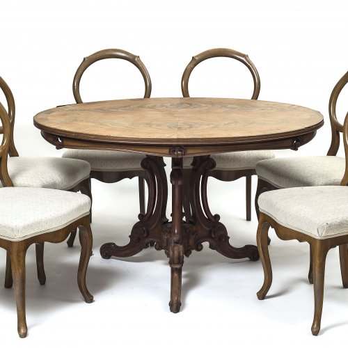 Sechs Stühle und ein Tisch. Wiener Barock. H. je ca. 91 cm. Tisch besch. L. 123,5 cm.