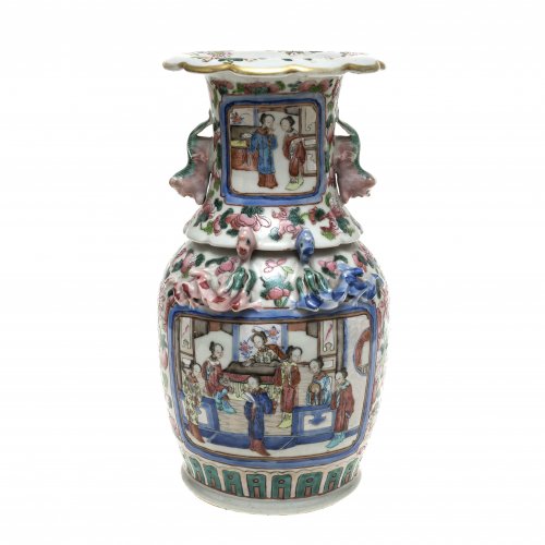 Vase. China. Porzellan, weiße Engobe, Dekor in den Farben der Famille rose. Am Hals plastischer Fo-Hunddekor, Malereireserven mit Palastszenen.