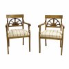 Stuhlsatz, bestehend aus zwei Stühlen und zwei Armlehnstühlen. Ahorn, massiv bzw. furniert. Besch. H. 86 cm.