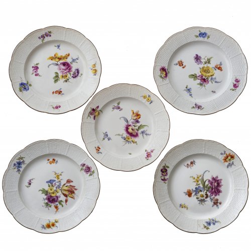 Fünf Teller. Meissen. Porzellan, Altozier-Reliefteller, farbige Bemalung. ø 24 cm.