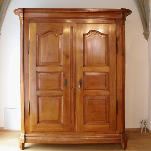 Schrank, Kirschbaum, Pfalz, um 1800. 217 x 180 x 68 cm.