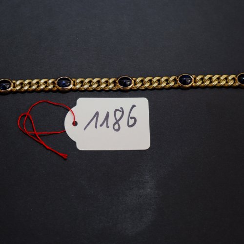 Armband. 14 K GG. Panzerglieder mit fünf Saphircabochons.  Ca. 50 g. L. 19 cm.