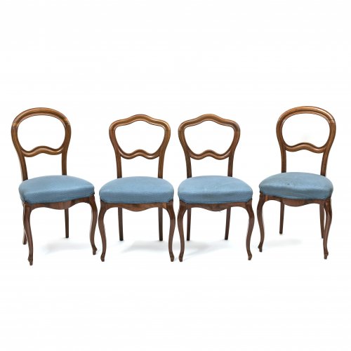 Vier Stühle, bestehend aus zwei Paaren. Geschweifte Rückenlehne und Füße, gepolstert. Barockstil. Rest. H. 89 cm, Sitzhöhe 48 cm.