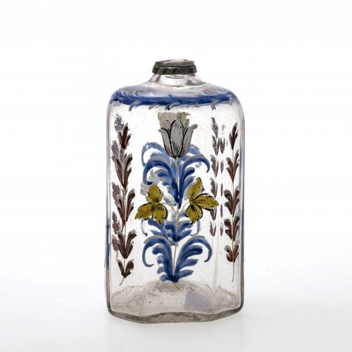 Schnapsflasche. Farbloses Glas, farbige Emailmalerei. H. 14 cm.