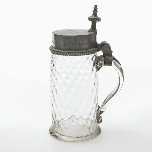 Deckelhumpen. Farbloses Glas mit Wabenmuster, Zinndeckel, H. 21 cm.
