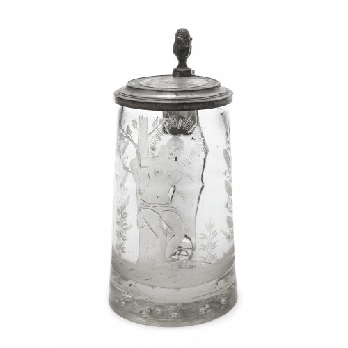 Deckelkrug. Süddeutsch. Farbloses Glas, Mattschliffdekor mit hl. Sebastian, Zinndeckel.