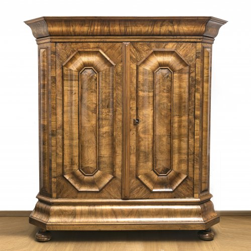 Wellenschrank. Nussbaum, furniert. Frankfurt, 18. Jh. Rest., Rückwand erg. 194 x 183 x 70 cm.