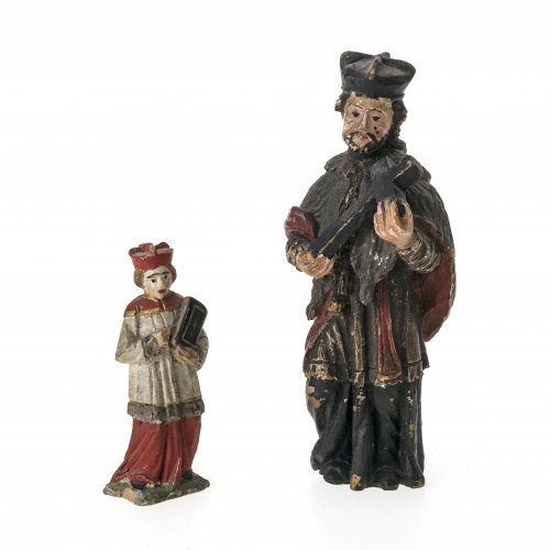 19. Jh. Kleine Figur des Hl. Nepomuk und Ministrant. Übergangene Farbfassung. Mit Aufhängung. Best. und rest. H. 7,5 und 13 cm.