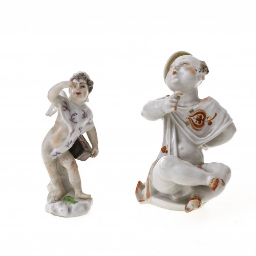 Chinesenknabe und Putto mit Koffer (besch.). Porzellan, wenig farbig staffiert. H. 8,5-10 cm.