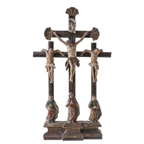Standkreuz mit Christus und den beiden Schächern. Holz, Farbfassung. Leicht besch., rest. H. 43 cm.
