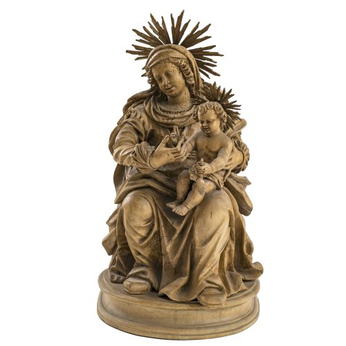 Maria mit dem Jesuskind. Holz, ungefasst. Besch., partiell wurmstichig, rest., Nimben und Standplatte erg. H. Figur 57 cm.