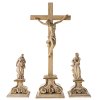 Standkreuz mit Assistenzfiguren, 3-teilig. Holz,  cremefarben gefasst. Rest. H. 17-38 cm.