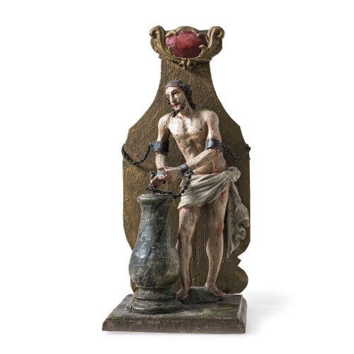 Christus an der Geißelsäule. Böhmen. Holz, Farbfassung, Eisenketten. Besch., einige Finger fehlen. H. 33 cm.