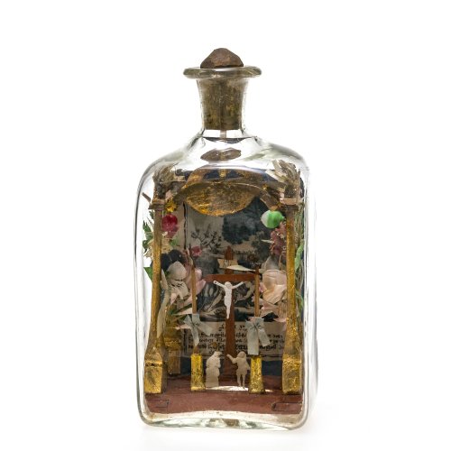 Flascheneingericht. Alpenländisch, 19. Jh. Farbloses Glas, darin Säulenarkaden, Kruzifix und Altarleuchter, Rückwand mit Kupferstich-Illustration aus dem Lukas-Evangelium. Leicht besch. H. 24 cm.