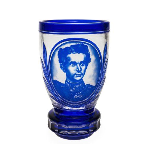 Becher, um 1900. Farbloses Glas mit blauem Überfang. Ovalkartusche in Matt mit Bildnis des jungen Ludwig II. H. 17 cm, ø 10 cm.