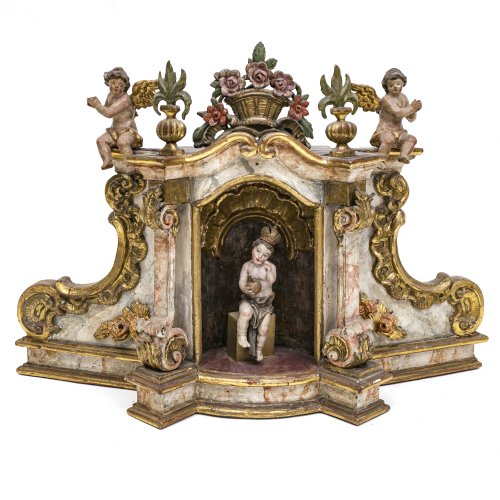 Tabernakelaufsatz. Mittig sitzendes Jesuskind. Besch. Süddeutsch, 18. Jh. 65 x 92 cm.