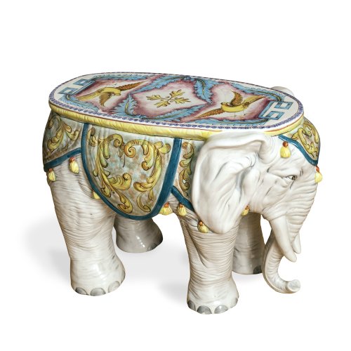 Beistelltisch in Form eines Elefanten. Keramik, farbig glasiert. H. 43 cm, L. 60 cm.