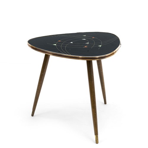 Nierentisch. Deutsch, 1950er Jahre. Holz, Kunststoffplatte. H. 60 cm, ø 65 cm. Gebrauchsspuren.