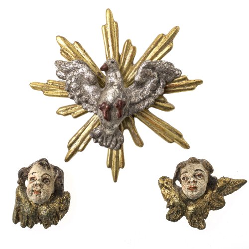 Heiliggeisttaube und zwei Engelsköpfchen. Holz, übergangene Farb-, Gold- und Silberfassung. H. 5-12 cm.