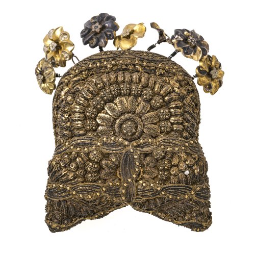Riegelhaube. Golddrahtstickerei mit Pailletten. Dabei 7 Haubennadeln (min. besch.).