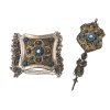 Kropfkette und Geschnürstift. Silberfiligran- und farbiger Perl- und Steinbesatz. Leicht besch., Stift rep.