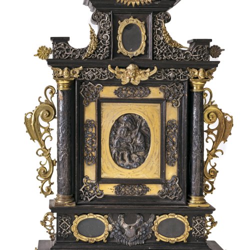 Hausaltar mit hl. Josef. Süddeutsch, wohl Augsburg. Holz, geschwärzt, Messing- und Silberbeschläge, einige Beschläge fehlen. 51 x 34 cm.