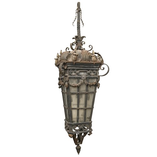 Große Laterne. Eisen, Metall, Reste farbiger Bemalung. Verwitterungsspuren. H. 142 cm.