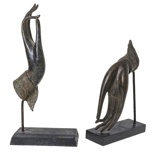 Zwei Buddhahände. Bronze. Thailand. Auf Holzsockel montiert. Ein Sockel mit Riss. H. 25-34 cm.