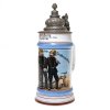 Reservistenkrug. Deutsch, Ende 19. Jh. Fayence, schauseitig mit Feuerwehrszene, begleitet von Sinnspruch. Zinndeckel mit Namen versehen, Daumendrücker in Löwenfigur. Innendeckel mit kleiner Bruchstelle, Riss rechtsseitig im Krug. H. 28 cm.