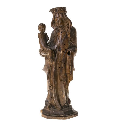 Gnadenmadonna von Altötting. Bayern, 18./19. Jh. Holz, rückseitig gehöhlt. Körperhaltung leicht S-förmig geschwungen. Best., Gliedmaßen teilweise fehlend. H. 21 cm.