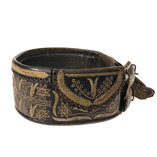 Bauchranzen. Alpenländisch. Leder, Lederbänderstickerei (Zirm); Farben abgenutzt. Gebrauchsspuren. L. 90 cm, B. 12 cm.