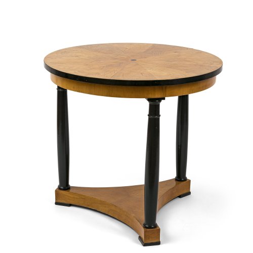 Runder Tisch, geschwärzte Säulenfüße. Alterungsspuren. H. 76 cm.