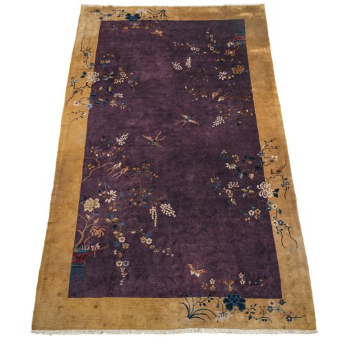 Teppich. China, Anfang 20. Jh. Alterungsspuren. 437 x 275 cm.