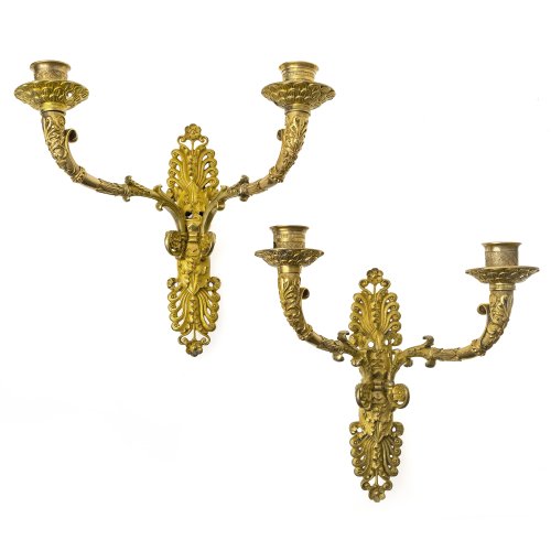 Ein Paar Wandappliken mit Palmetten. Bronze, feuervergoldet. Frankreich, um 1820. Tüllen erg., ein Arm rest. H. 24 cm.