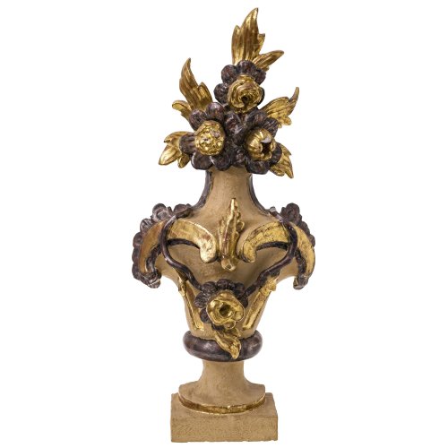 Altarblumenvase. Holz, übergangene Vergoldung bzw. Versilberung. Best., rest. H. 76 cm.