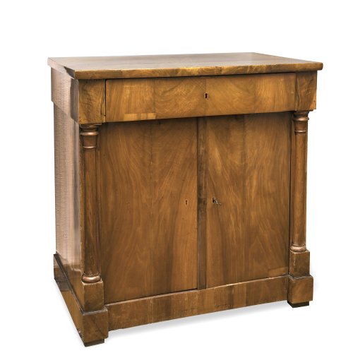 Anrichte. Nussbaum, furniert. Um 1830. Besch., rest., erg.