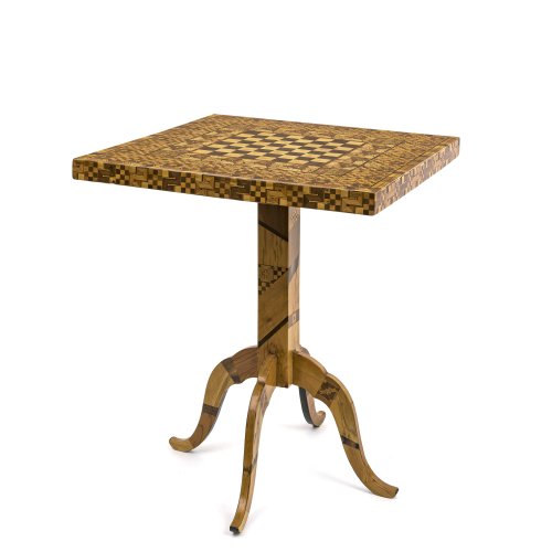 Spieltisch. Holz, furniert, reich intarsiert. Rest. 71 x 59 x 59 cm.