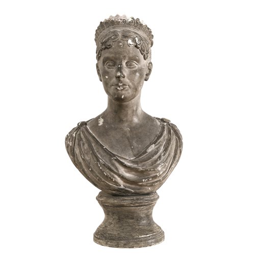 Büste der Caroline von Baden. Gips, steinfarben. Besch., rep. H. 60 cm.