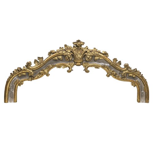 Große Supraporte. Holz, geschnitzt, vergoldet. Volutenform. Besch., rest. ca. 129 x 295 cm.