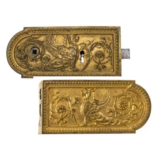 Türschloss (für eine Flügeltüre). Eisen, Messing, Feuervergoldung. Leicht berieben. L. 18 cm.