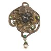 Brosche. Silber, mit grünem Farbsteinbesatz und anhängender Perle, Jugendstil.