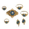 Brosche, zwei Paar Ohrringe, zwei Ringe. Schaumgold, türkisfarbener Perlbesatz. Ring rep.