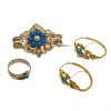 Brosche, ein Paar Ohrringe, Ring. Schaumgold, Türkis- bzw. türkisfarbener Perlbesatz. Ein Ohrring besch., ein Ohrring und Brosche rep.