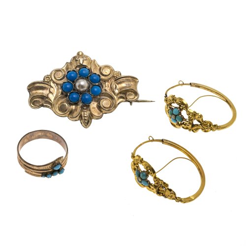 Brosche, ein Paar Ohrringe, Ring. Schaumgold, Türkis- bzw. türkisfarbener Perlbesatz. Ein Ohrring besch., ein Ohrring und Brosche rep.